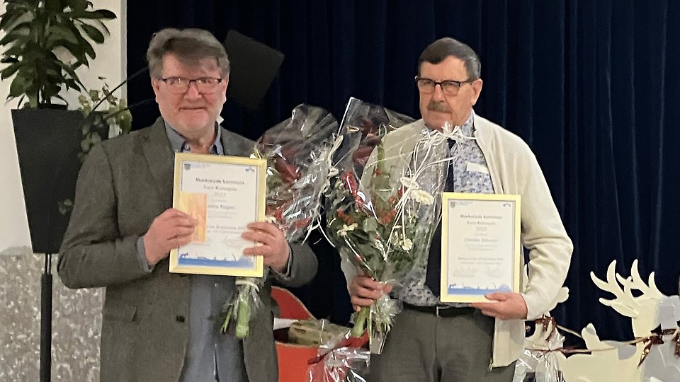 Ett foto på Christer Jönsson och Ronny Fager, med sina diplom och blommor