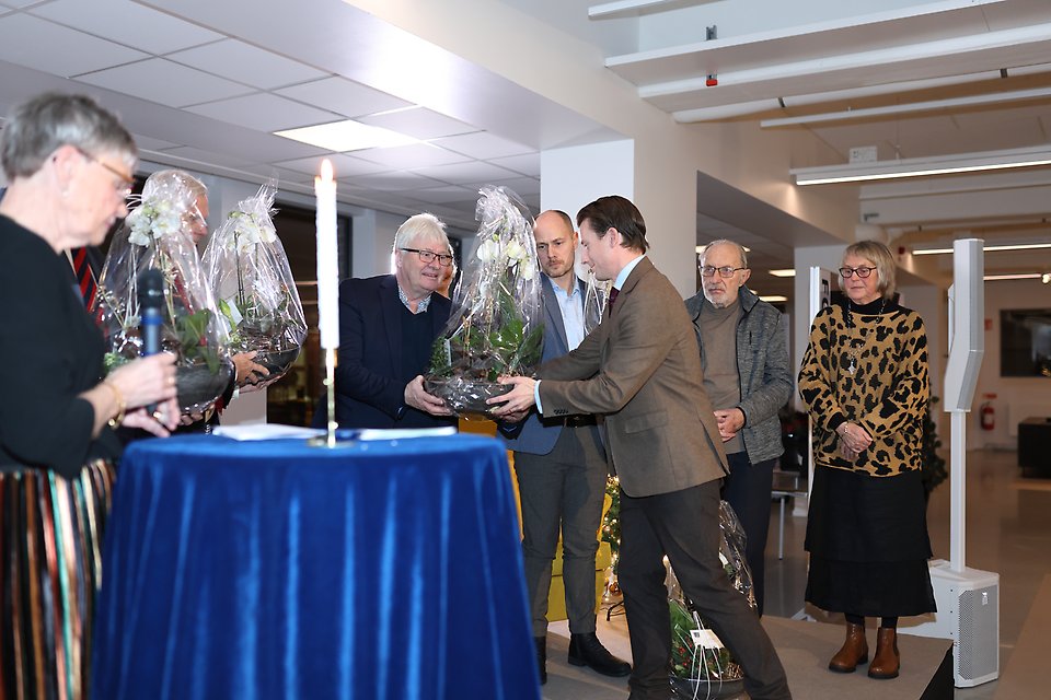 Näringslivschef John Karlsson delar ut blommor som tack för väl utförda uppdrag
