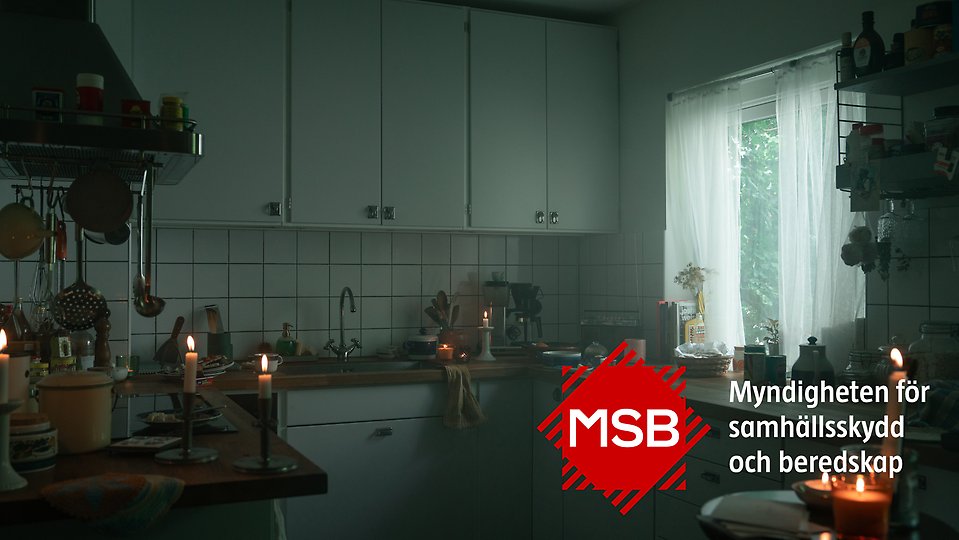 Foto på ett kök utan el med MSB:s logotyp